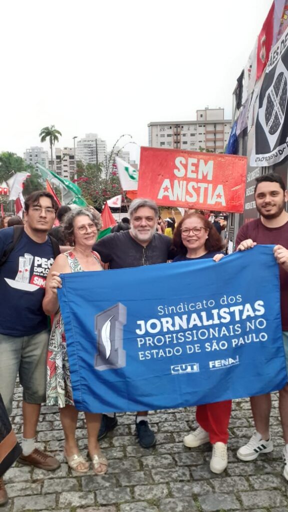 Jornalistas no ato em Santos.