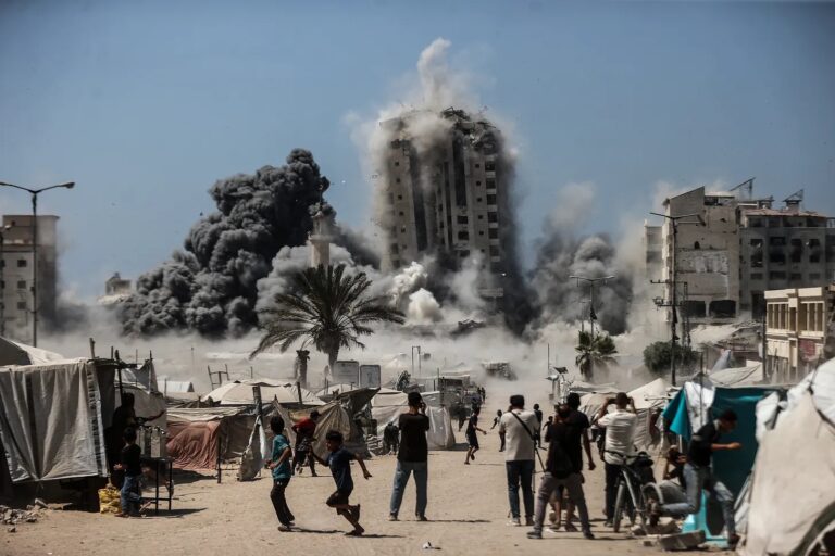 Destruição da Torre Mushtaha, na Cidade de Gaza, em 5 de setembro (foto de Ali Jadallah/Anadolu).