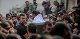 Israel invade a Cidade de Gaza, matando civis e destruindo prédios, casas, escolas e mesquitas; comitê da ONU confirma genocídio; vítimas fatais já são 65 mil Palestinos enterram seus mortos na Cidade de Gaza: massacres são cotidianos (foto: Agência Anadolu)
