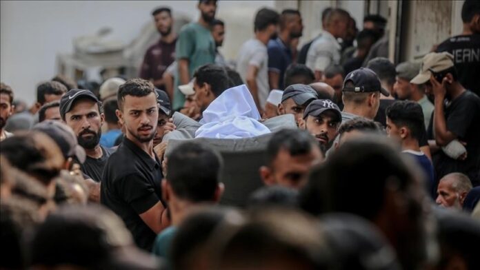 Palestinos enterram seus mortos na Cidade de Gaza: massacres são cotidianos (foto: Agência Anadolu)