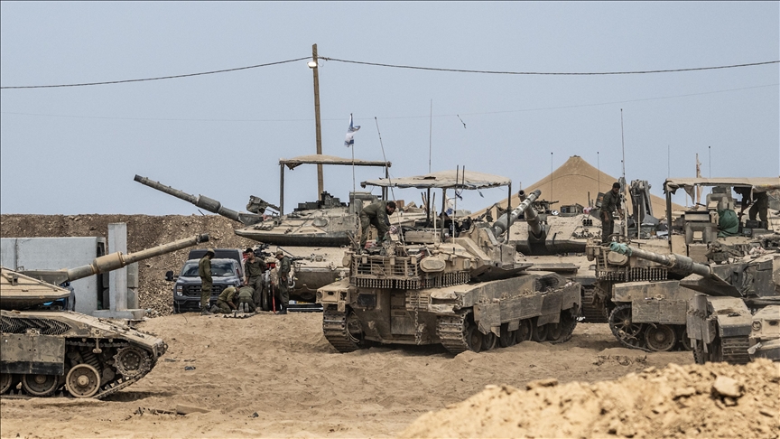 Movimentação intensa de tanques e outros blindados do Exército de Israel na fronteira de Gaza (foto: Agência Anadolu)