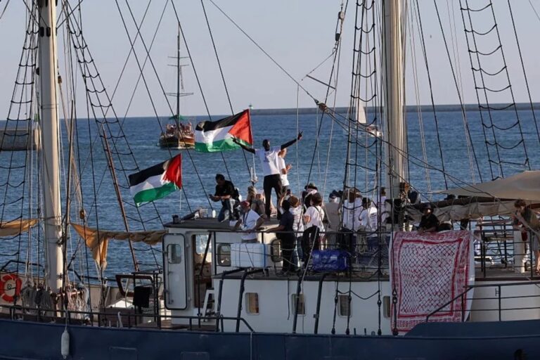 Embarcação da "Global Sumud Flotilha", que se encontra na costa da Sicília navegando rumo a Gaza