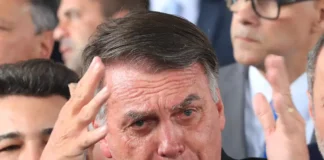 Condenado por atacar jornalistas em 2022, Bolsonaro agora é punido por seus crimes contra o povo brasileiro Brasília (DF), 26/03/2025 - Ex-presidente Jair Bolsonaro durante declaração a imprensa após virar Réu no STF. Foto: Lula Marques/Agência Brasil