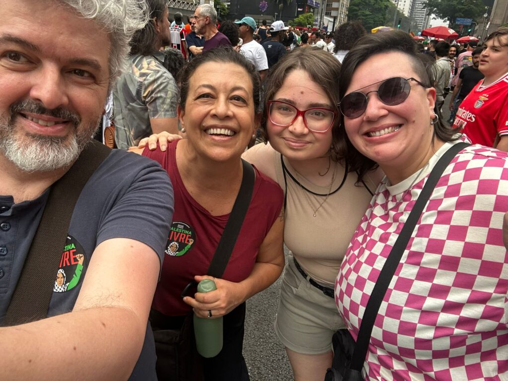 A jornalista e diretora de Ação Sindical, Cláudia Tavares e seus familiares na Av. Paulista.