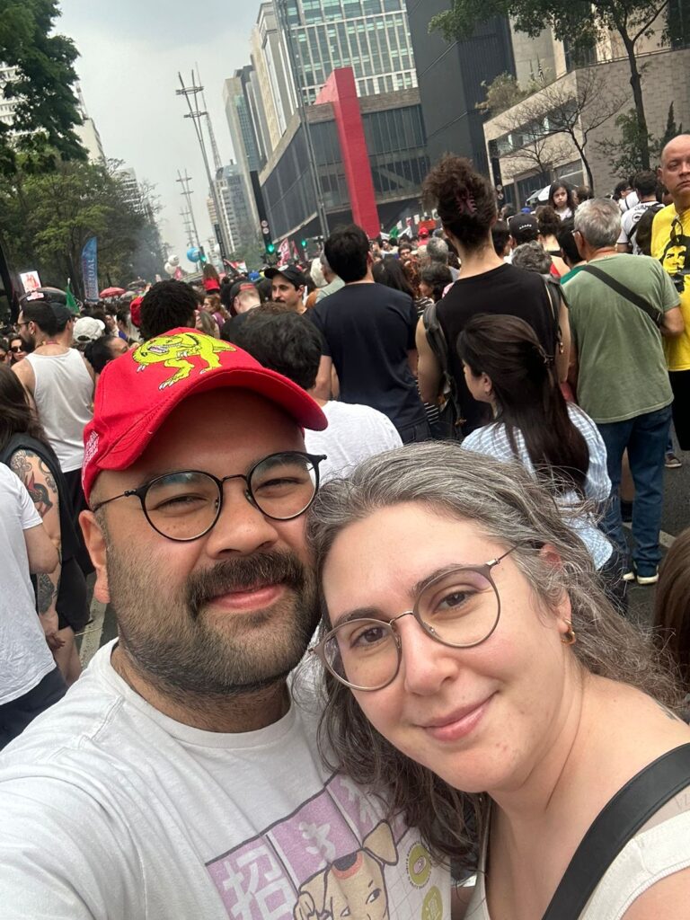 O presidente do SJSP, Thiago Tanji e a jornalista Marina Dias, na manifestação na Av. Paulista.