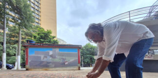 Calçadão do Reconhecimento começa a ser instalado no domingo, 26de outubro, na Praça Vladimir Herzog Sergio Gomes fotografa o nome de Mouzar Benedito, o primeiro tijolo instalado no Calçadão. Foto: Kleber Pagu.