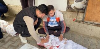 Israel desrespeita cessar-fogo e volta a atacar Gaza, dois dias depois de matar 104 palestinos (46 crianças); Tel Aviv aprova 3 mil novas moradias ilegais na Cisjordânia, e soldados israelenses matam jovem de 14 anos Jovens choram sobre o corpo de parente morta em frente ao hospital Al-Awda, em Gaza, após ataques aéreos de Israel em 29/10 (captura de tela de vídeo gravado por Abdel Qader Sabbah)