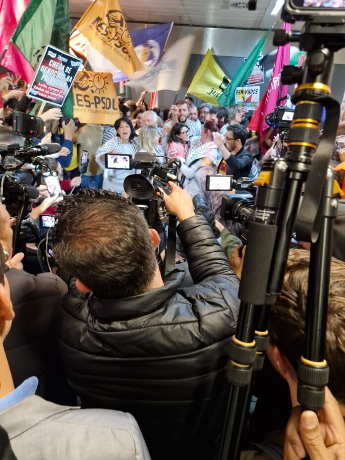 Jornalistas cobrem a entrevista coletiva dos integrantes da Global Sumud Flotilha, no aeroporto de Guarulhos (9/10)