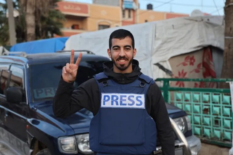O jornalista Saleh Aljafarawi foi assassinado em Gaza por milícia pró Israel após o início do cessar-fogo (foto: Abdelhakim Abu Riash/Al Jazeera)