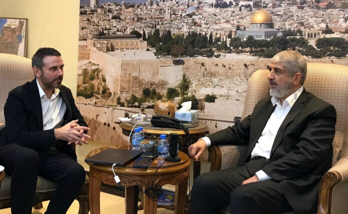 Jeremy Scahill, do Drop Site, entrevista Khaled Meshaal, alto dirigente do Hamas, em Doha, Catar, em 11 de dezembro de 2025 (Drop Site News)