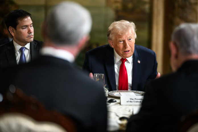 O presidente Donald Trump recebe o primeiro-ministro israelense Benjamin Netanyahu em uma reunião bilateralno clube Mar-a-Lago em Palm Beach, Flórida