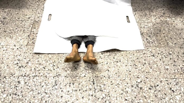 Hamsa Housou jaz no necrotério do hospital Al-Shifa após ser assassinada em um ataque israelense à sua casa em Jabaliya (reprodução)