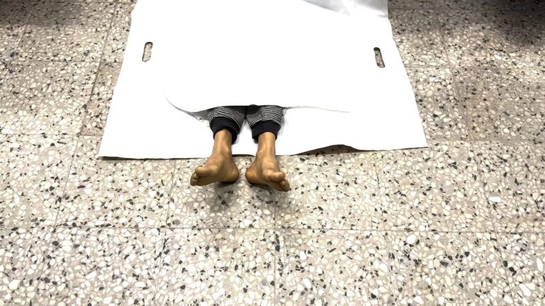 Hamsa Housou jaz no necrotério do hospital Al-Shifa após ser assassinada em um ataque israelense à sua casa em Jabaliya (reprodução)
