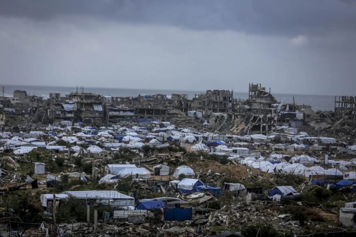 Tendas situadas ao norte da cidade de Gaza: situação da população palestina é dramática (foto: Saeed MMT Jaras/Anadolu)