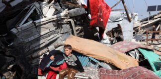 Israel está proibindo a entrada das “últimas testemunhas estrangeiras” do genocídio Criança palestina senta-se perto da tenda de sua família no campo de refugiados de Jabalia, em Gaza, em 6 de janeiro de 2026 (foto de Majdi Fathi/NurPhoto)