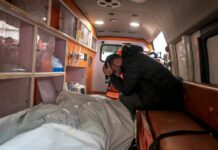 Exército israelense executa mais três repórteres palestinos; número de jornalistas assassinados em Gaza chega a 260; Trump quer genocida Netanyahu no “Comitê da Paz”! Familiar de um dos 3 jornalistas assassinados por Israel chora sua perda, antes de os corpos serem levados para o Hospital al-Shifa e posterior sepultamento, em 21/1/2026 (foto de Saeed MMT Jaras/Anadolu)