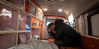 Exército israelense executa mais três repórteres palestinos; número de jornalistas assassinados em Gaza chega a 260; Trump quer genocida Netanyahu no “Comitê da Paz”! Familiar de um dos 3 jornalistas assassinados por Israel chora sua perda, antes de os corpos serem levados para o Hospital al-Shifa e posterior sepultamento, em 21/1/2026 (foto de Saeed MMT Jaras/Anadolu)