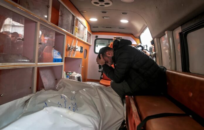 Familiar de um dos 3 jornalistas assassinados por Israel chora sua perda, antes de os corpos serem levados para o Hospital al-Shifa e posterior sepultamento, em 21/1/2026 (foto de Saeed MMT Jaras/Anadolu)
