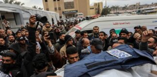 Israel mata sete palestinos e fere outros sete no final de semana; corpo do último refém é achado e devolvido; passagem de Rafah será reaberta, mas apenas para pedestres Preparativos para o funeral dos jornalistas Mohammed Salah Qashta, Abdul Raouf Samir Shaath e Anas Abdullah Ghanim, assassinados por Israel em Khan Younis, Gaza, no último dia 21 de janeiro (foto: Abed Rahim Khatib/Agência Anadolu)