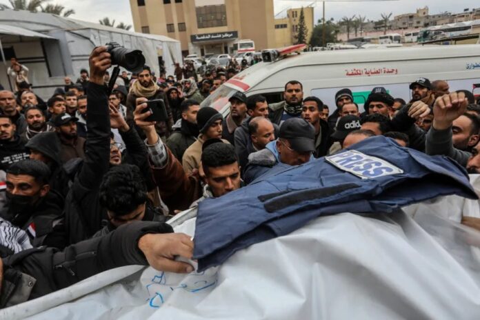 Preparativos para o funeral dos jornalistas Mohammed Salah Qashta, Abdul Raouf Samir Shaath e Anas Abdullah Ghanim, assassinados por Israel em Khan Younis, Gaza, no último dia 21 de janeiro (foto: Abed Rahim Khatib/Agência Anadolu)