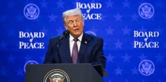 Resolução vazada do “Conselho de Paz” descreve plano liderado pelos EUA para governar Gaza; minuta confere amplos poderes a Trump Donald Trump discursa durante a sessão do "Conselho da Paz" realizada como parte do 56º Fórum Econômico Mundial (WEF) em Davos, Suíça, em 22 de janeiro (foto: Harun Özalp – Agência Anadolu)