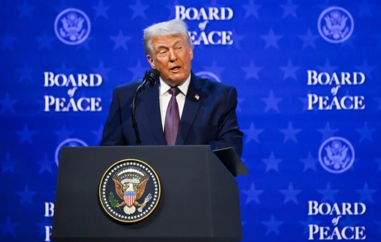 Donald Trump discursa durante a sessão do "Conselho da Paz" realizada como parte do 56º Fórum Econômico Mundial (WEF) em Davos, Suíça, em 22 de janeiro (foto: Harun Özalp – Agência Anadolu)