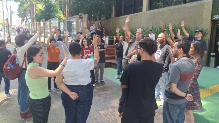 Os trabalhadores e trabalhadoras da TVT aprovaram em assembleia paralização de um dia por conta de entraves na negociação do Acordo Coletivo da empresa.