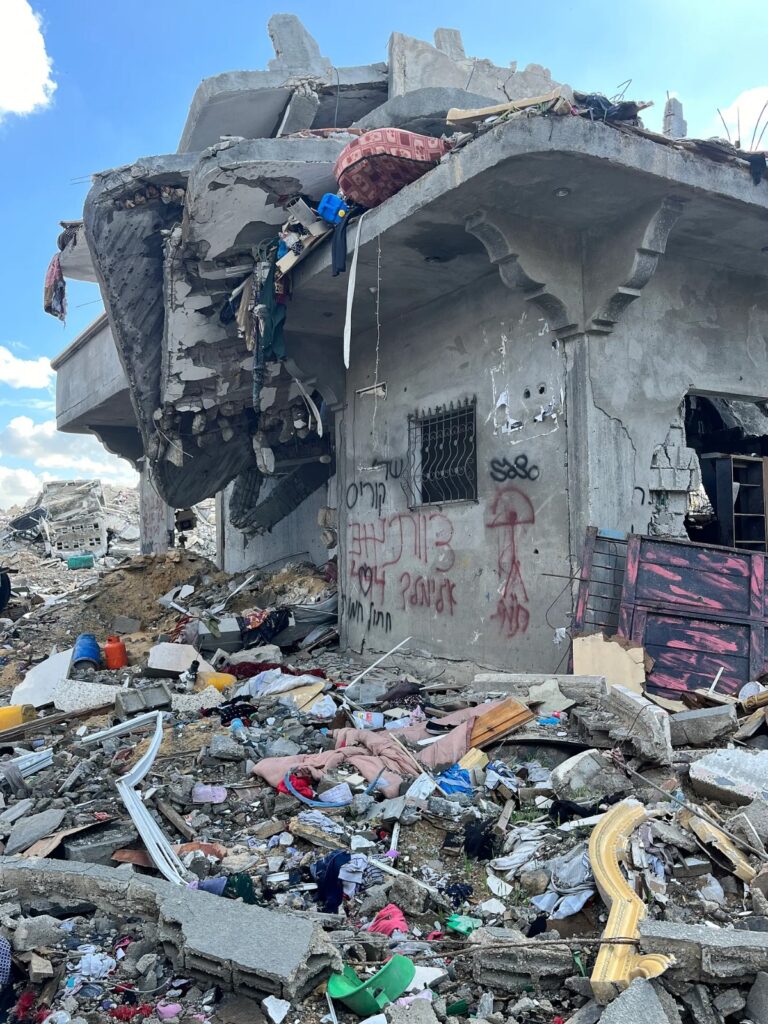 Um prédio parcialmente destruído em um bairro despovoado de Beit Hanoun. 1º de fevereiro de 2024.