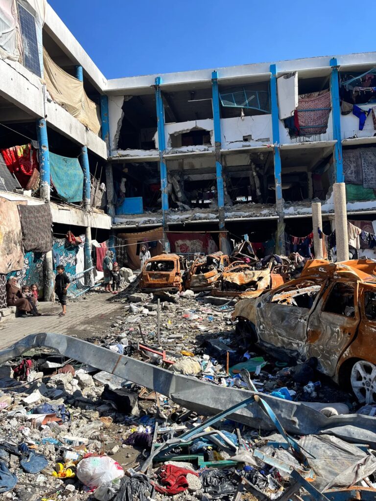 Interior de uma escola em Jabaliya com veículos queimados e escombros no pátio. A escola, que havia sido recentemente atacada pelas forças israelenses, ainda estava sendo usada como abrigo de emergência. Não havia água potável nem saneamento básico disponíveis na escola. 31 de janeiro de 2024.