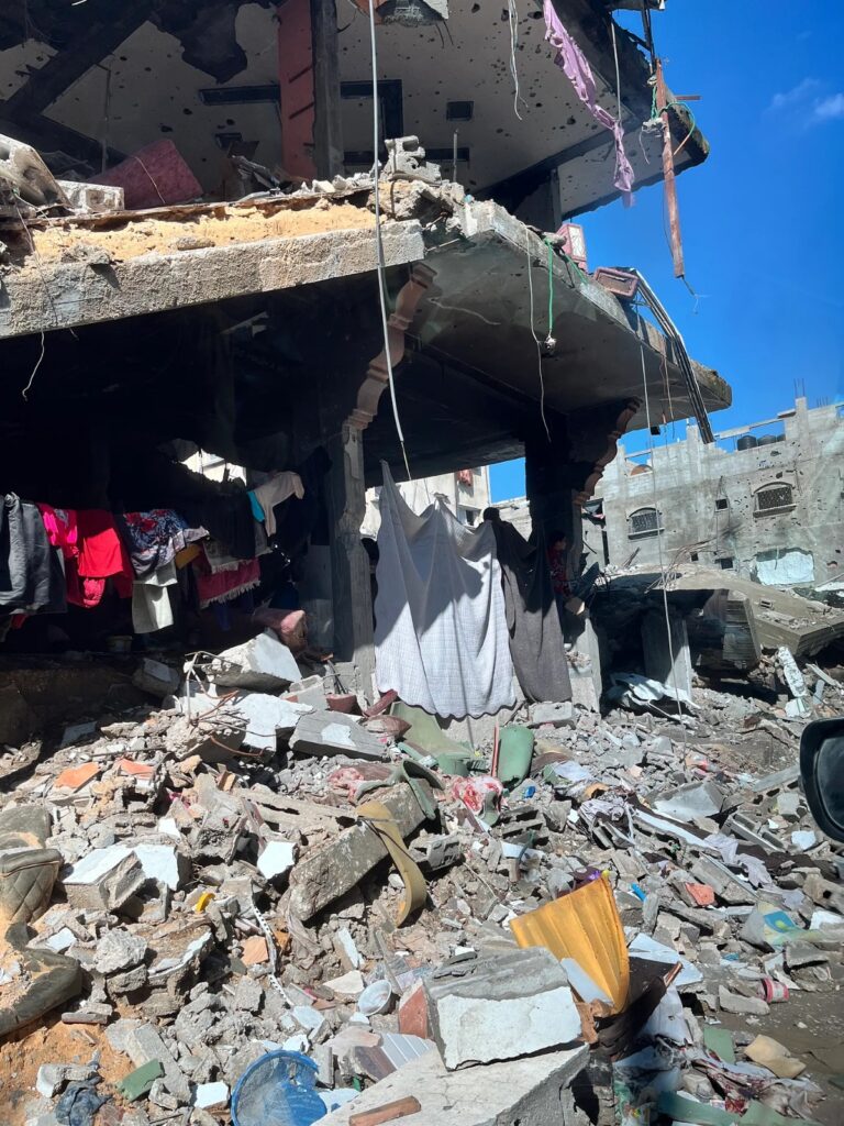 Famílias desabrigadas usam pedaços de pano e lonas plásticas para se protegerem do frio nos escombros de suas casas destruídas em Jabaliya. 31 de janeiro de 2024.