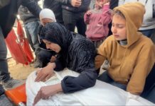 Desde 11 de outubro de 2025, primeiro dia completo do suposto “cessar-fogo” em Gaza, Israel já assassinou 574 palestinos, com a cumplicidade dos EUA Família de Yousef Haboush, morto em ataque israelense, se reúne ao redor de seu corpo em frente ao Hospital Al-Shifa, em 4 de fevereiro de 2026 (captura de tela de vídeo de Ibrahim Haggag)