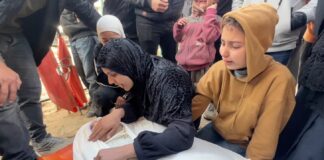 Desde 11 de outubro de 2025, primeiro dia completo do suposto “cessar-fogo” em Gaza, Israel já assassinou 574 palestinos, com a cumplicidade dos EUA Família de Yousef Haboush, morto em ataque israelense, se reúne ao redor de seu corpo em frente ao Hospital Al-Shifa, em 4 de fevereiro de 2026 (captura de tela de vídeo de Ibrahim Haggag)