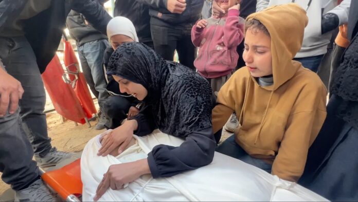 Família de Yousef Haboush, morto em ataque israelense, se reúne ao redor de seu corpo em frente ao Hospital Al-Shifa, em 4 de fevereiro de 2026 (captura de tela de vídeo de Ibrahim Haggag)