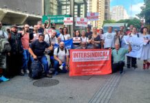 Greve na TVT: trabalhadores/as cruzam os braços e cobram abertura de uma verdadeira negociação Jornalistas e radialistas da Rede TVT em ato em frente a emissora.