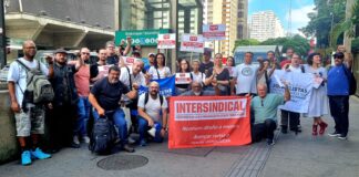 Greve na TVT: trabalhadores/as cruzam os braços e cobram abertura de uma verdadeira negociação Jornalistas e radialistas da Rede TVT em ato em frente a emissora.