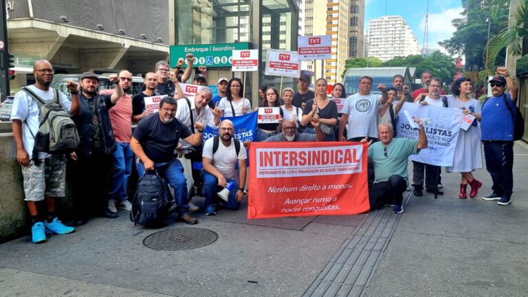 Jornalistas e radialistas da Rede TVT em ato em frente a emissora.