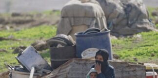 Colonos e militares israelenses aceleram a expulsão violenta de palestinos de suas terras na Cisjordânia Atacados por colonos israelenses, residentes beduínos palestinos de Ras Ain al-Auja desmontam suas casas, em janeiro de 2026 (foto: Wahaj Bani Moufleh/MondoWeiss)