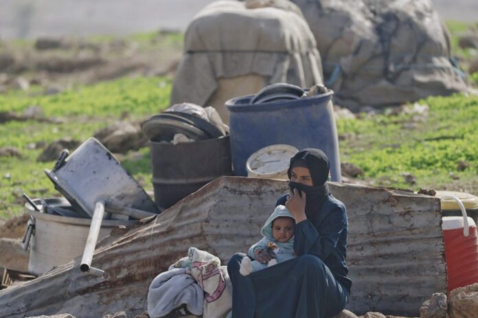 Atacados por colonos israelenses, residentes beduínos palestinos de Ras Ain al-Auja desmontam suas casas, em janeiro de 2026 (foto: Wahaj Bani Moufleh/MondoWeiss)