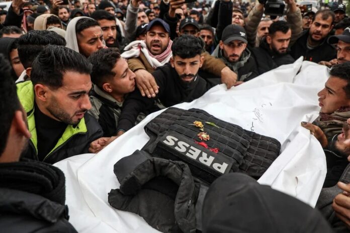 Funeral de Mohammed Salah Qashta, Abdul Raouf Samir Shaath e Anas Abdullah Ghanim, jornalistas palestinos assassinados por Israel em 21 de janeiro (foto: Rizek Abdeljawad/Xinhua)