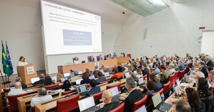 Professora Maria Clotilde, diretora da ECA, pronuncia-se na reunião de 24/2 do Conselho Universitário