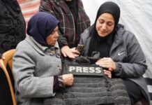 “Exército de Israel comete mais assassinatos seletivos de jornalistas do que forças armadas de qualquer outro governo”, e responde por 2/3 das mortes desses profissionais no mundo em 2025, diz CPJ Esposa e familiares do jornalista palestino Abd Shaat em tenda improvisada após seu funeral na Cidade de Gaza, em 22 de janeiro de 2026 (fot: Anas Zeyad Fteha - Agência Anadolu)