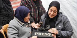 “Exército de Israel comete mais assassinatos seletivos de jornalistas do que forças armadas de qualquer outro governo”, e responde por 2/3 das mortes desses profissionais no mundo em 2025, diz CPJ Esposa e familiares do jornalista palestino Abd Shaat em tenda improvisada após seu funeral na Cidade de Gaza, em 22 de janeiro de 2026 (fot: Anas Zeyad Fteha - Agência Anadolu)