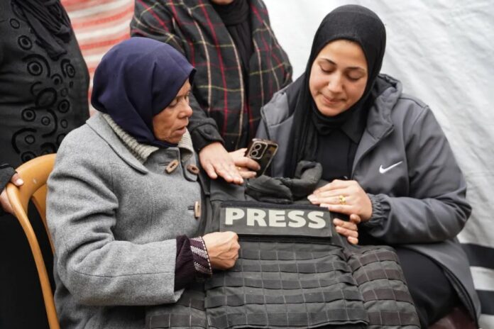 Esposa e familiares do jornalista palestino Abd Shaat em tenda improvisada após seu funeral na Cidade de Gaza, em 22 de janeiro de 2026 (fot: Anas Zeyad Fteha - Agência Anadolu)