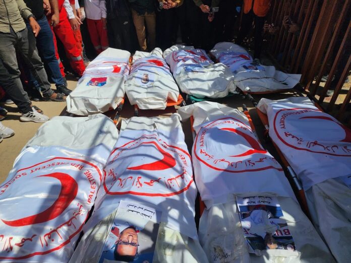 Funerais realizados em 31 de março de 2025, em Khan Yunis, de 15 trabalhadores humanitários assassinados por Israel (foto: Hani Alshaer/Anadolu)