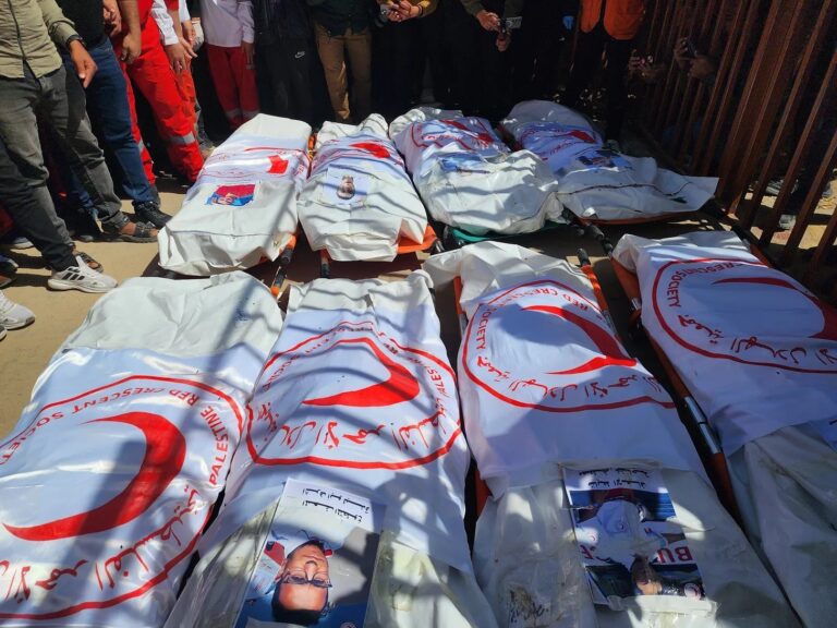 Funerais realizados em 31 de março de 2025, em Khan Yunis, de 15 trabalhadores humanitários assassinados por Israel (foto: Hani Alshaer/Anadolu)