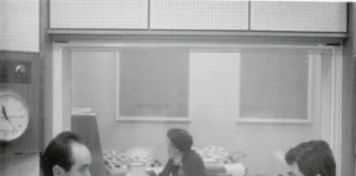 Por unanimidade, Conselho Universitário aprova concessão do título de “doutor honoris causa” para Vladimir Herzog; “excelência na pesquisa e no ensino só faz sentido em liberdade”, adverte diretora da ECA Vladimir Herzog com o amigo Fernando Pacheco Jordão, quando trabalhavam na BBC de Londres (foto: acervo do Instituto Vladimir Herzog)