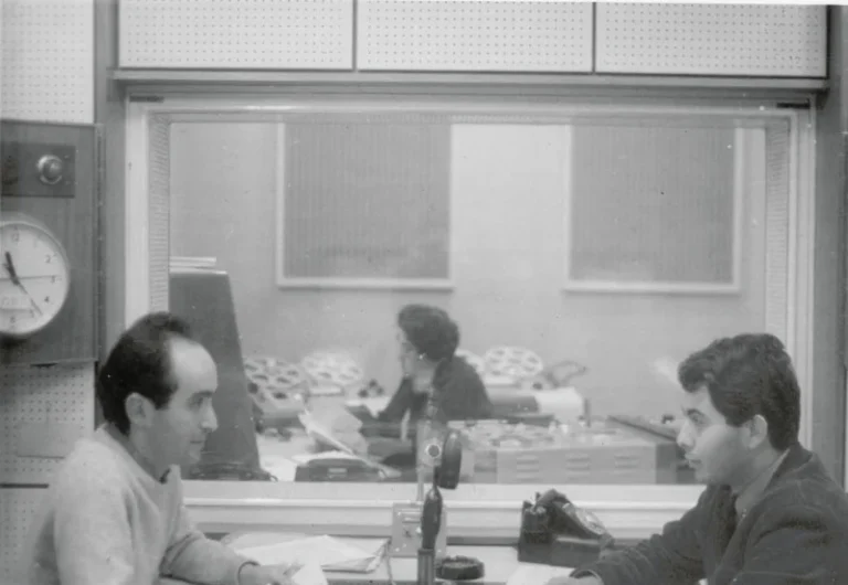 Vladimir Herzog com o amigo Fernando Pacheco Jordão, quando trabalhavam na BBC de Londres (foto: acervo do Instituto Vladimir Herzog)