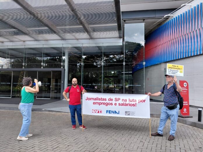 Em janiero, o SJSP esteve na sede da CNBC Brasil em protesto contra demissões em plena campanha salarial e contra as pejotizações. Foto: Cecília Figueiredo.