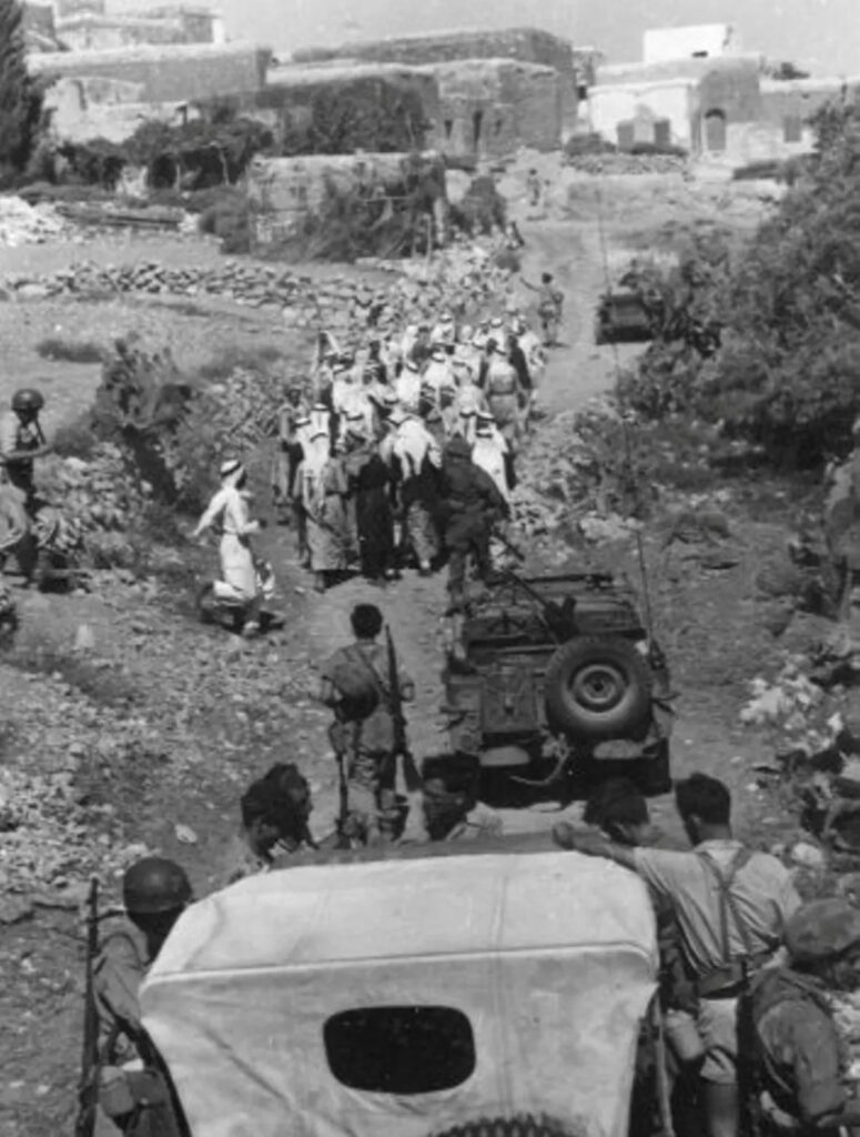 Tropas de Israel expulsam habitantes da Palestina em 1948 (ou 1949). Imagem encontrada no acervo de Rafi Kotzer (Instituto Akevot)