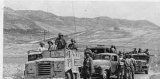 Revelados depoimentos judiciais de generais de Israel sobre massacres da Nakba — “nossos soldados aniquilaram habitantes”; “mulheres, crianças, todos eram mortos”; (a ordem era) “matem todos os árabes” Comboio de tropas israelenses envolvidas em operações militares de expulsão de palestinos. Imagem encontrada no acervo de Rafi Kotzer (Instituto Akevot)